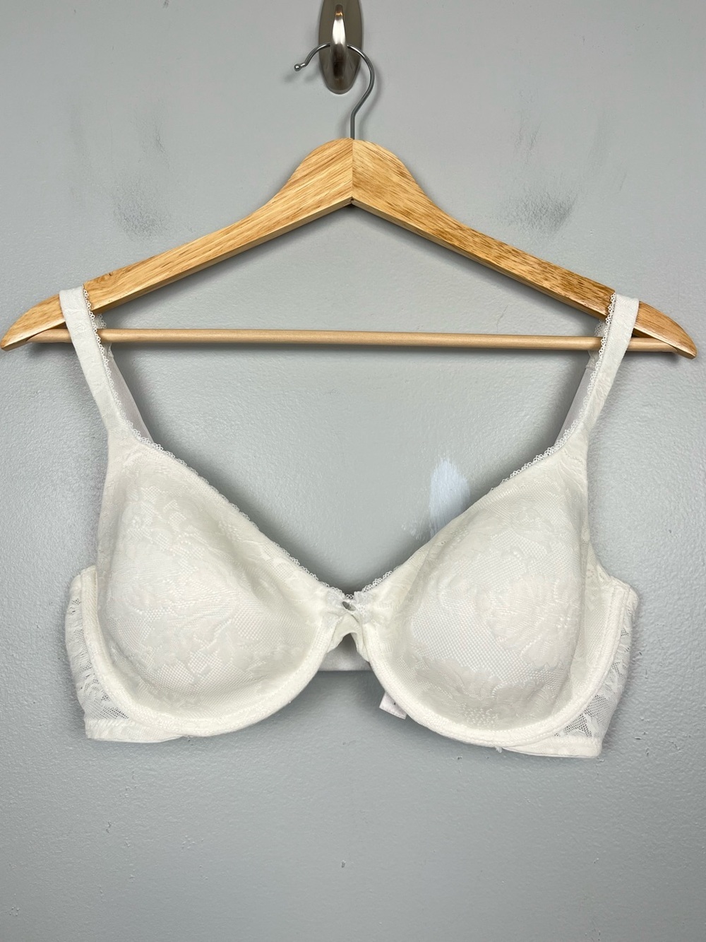 Victoria’s Secret white Body by Victoria Unlined Perfect Coverage bra, 34DD.